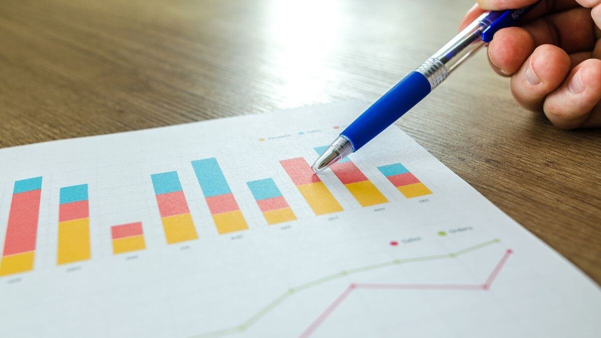 Comparison showing why average revenue per location hides individual store performance