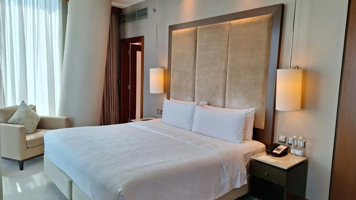 Empty hotel room illustrating the utilisation vs occupancy distinction
