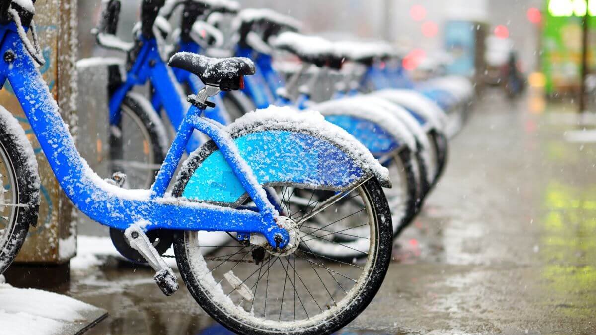 Citi Bike weather and demand contrast, empty winter station versus busy summer station